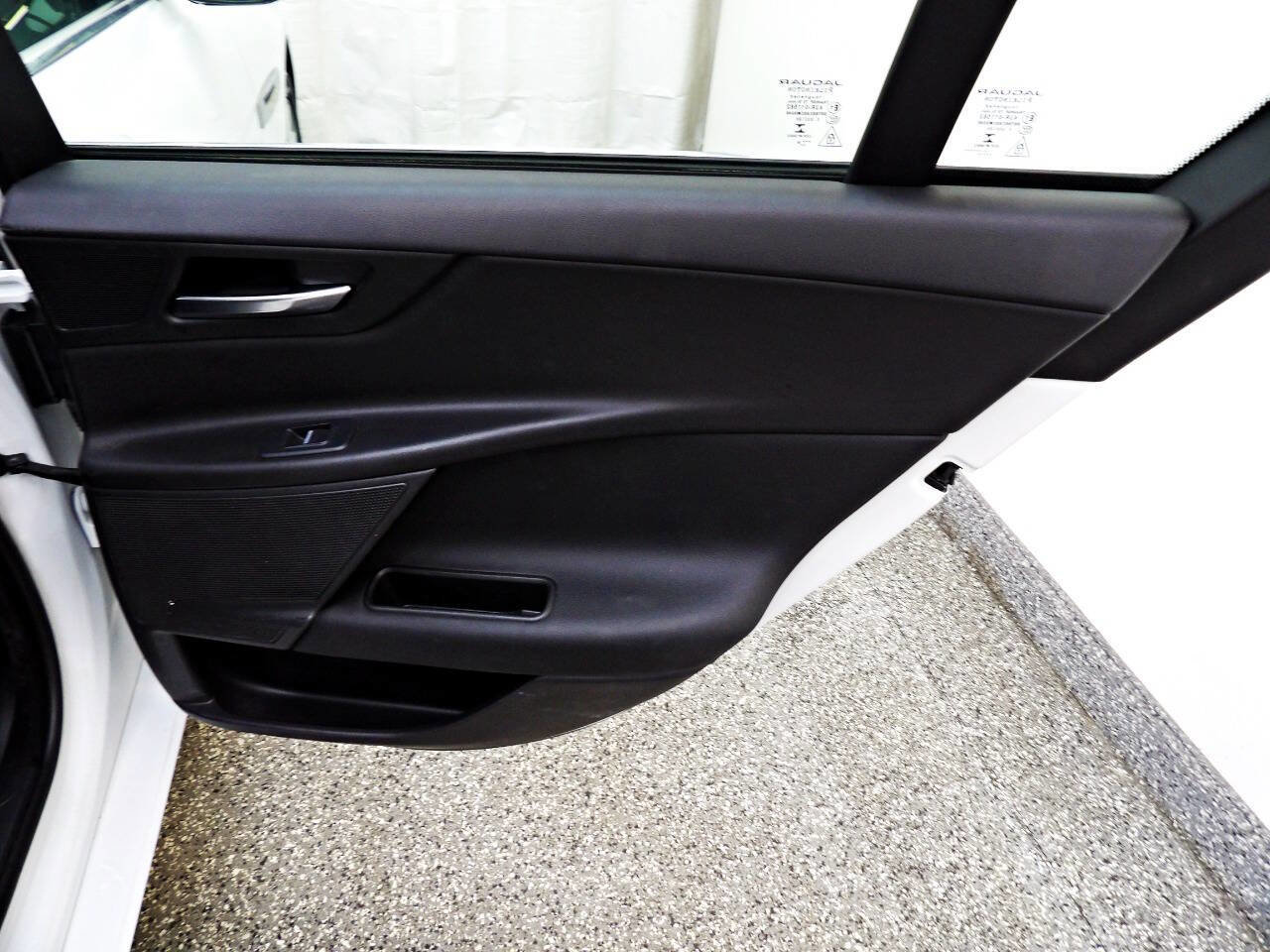 Used 2019 Jaguar XE Premium image 12