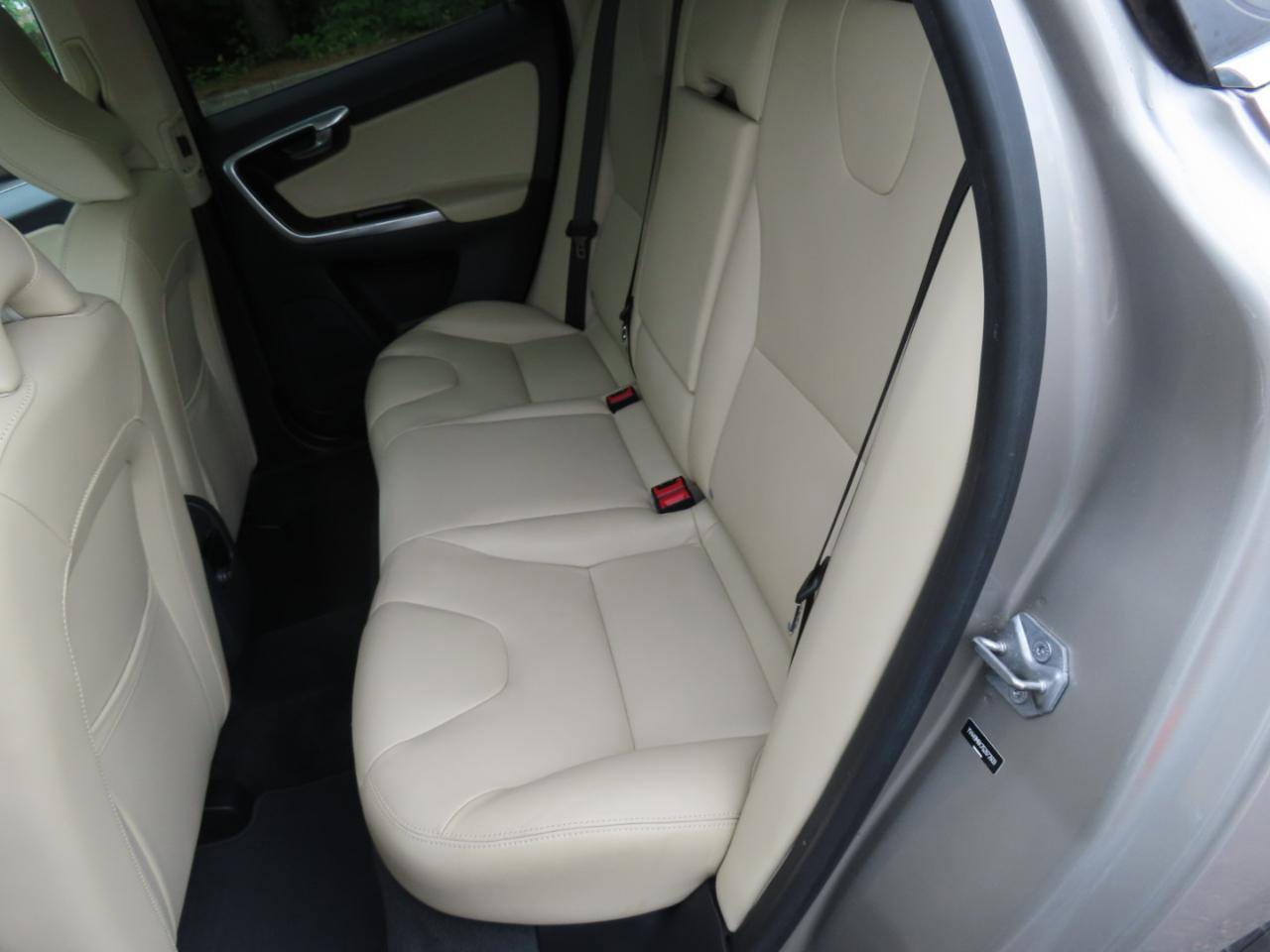 Used 2016 Volvo XC60 T6 w/ Proximity Package AWD/4WD image 16