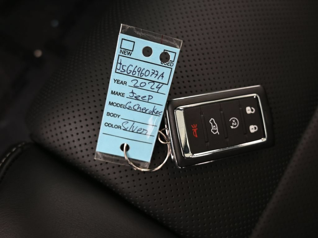 Used 2024 Jeep Grand Cherokee Overland w/ Luxury Tech Group IV AWD/4WD image 17