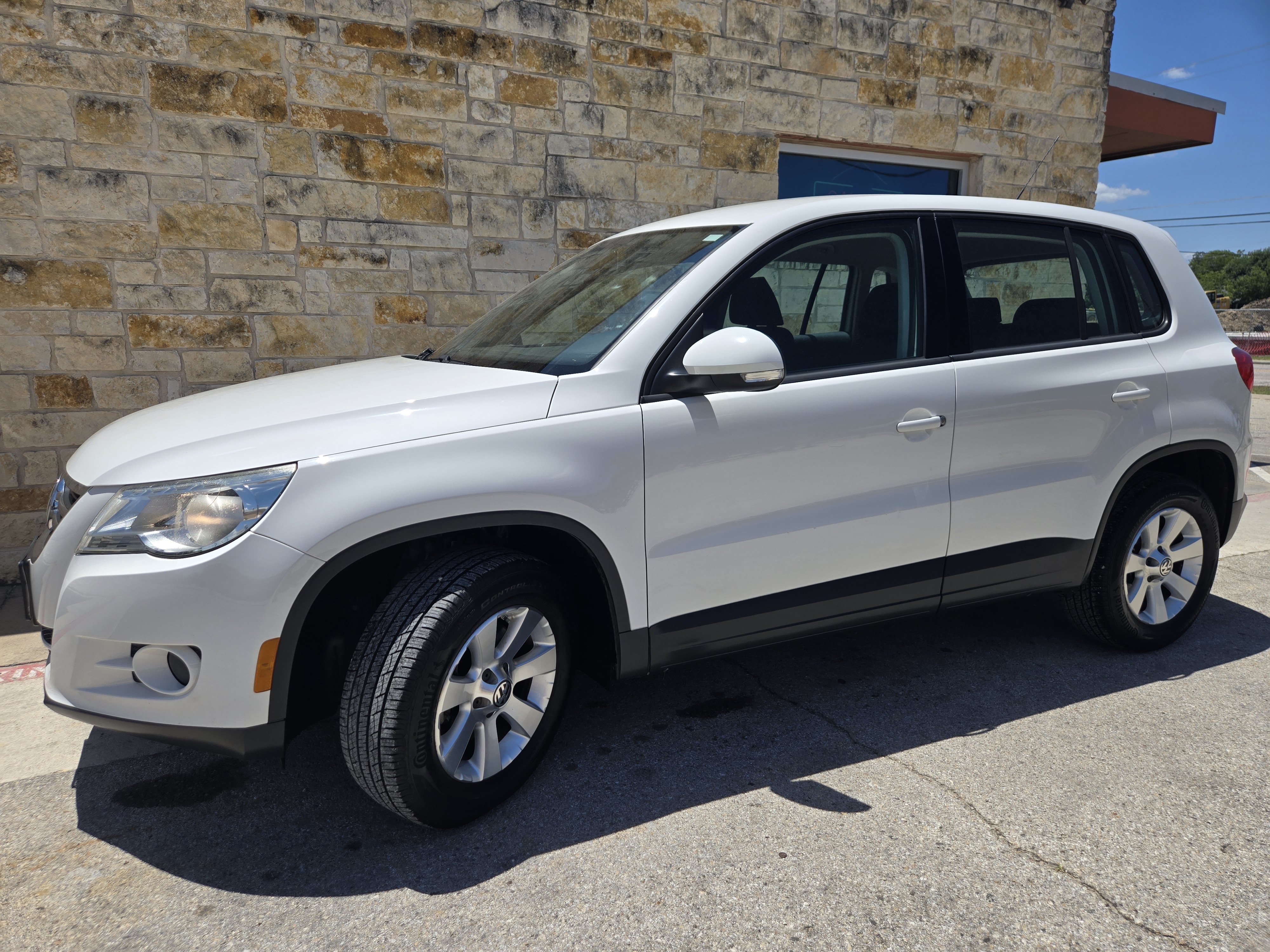 Used 2009 Volkswagen Tiguan S FWD image 2