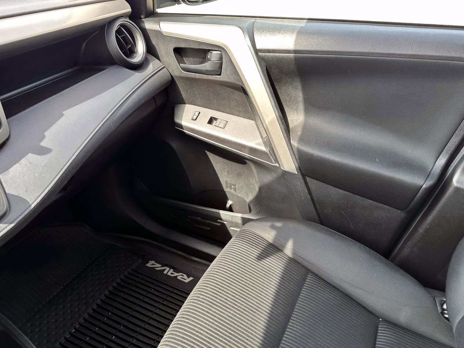 Used 2018 Toyota RAV4 LE image 27