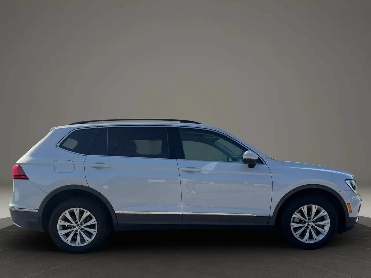 Used 2018 Volkswagen Tiguan SE w/ Panoramic Sunroof Package AWD/4WD image 6