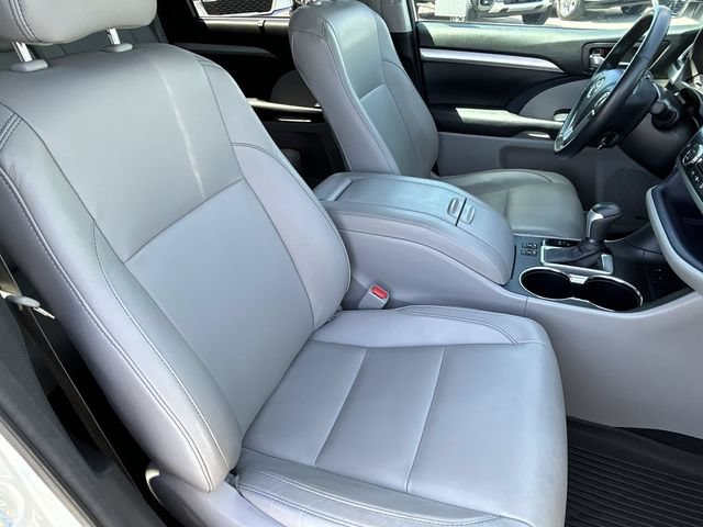 Used 2018 Toyota Highlander XLE w/ Carpet Mat Package (TMS) FWD image 11