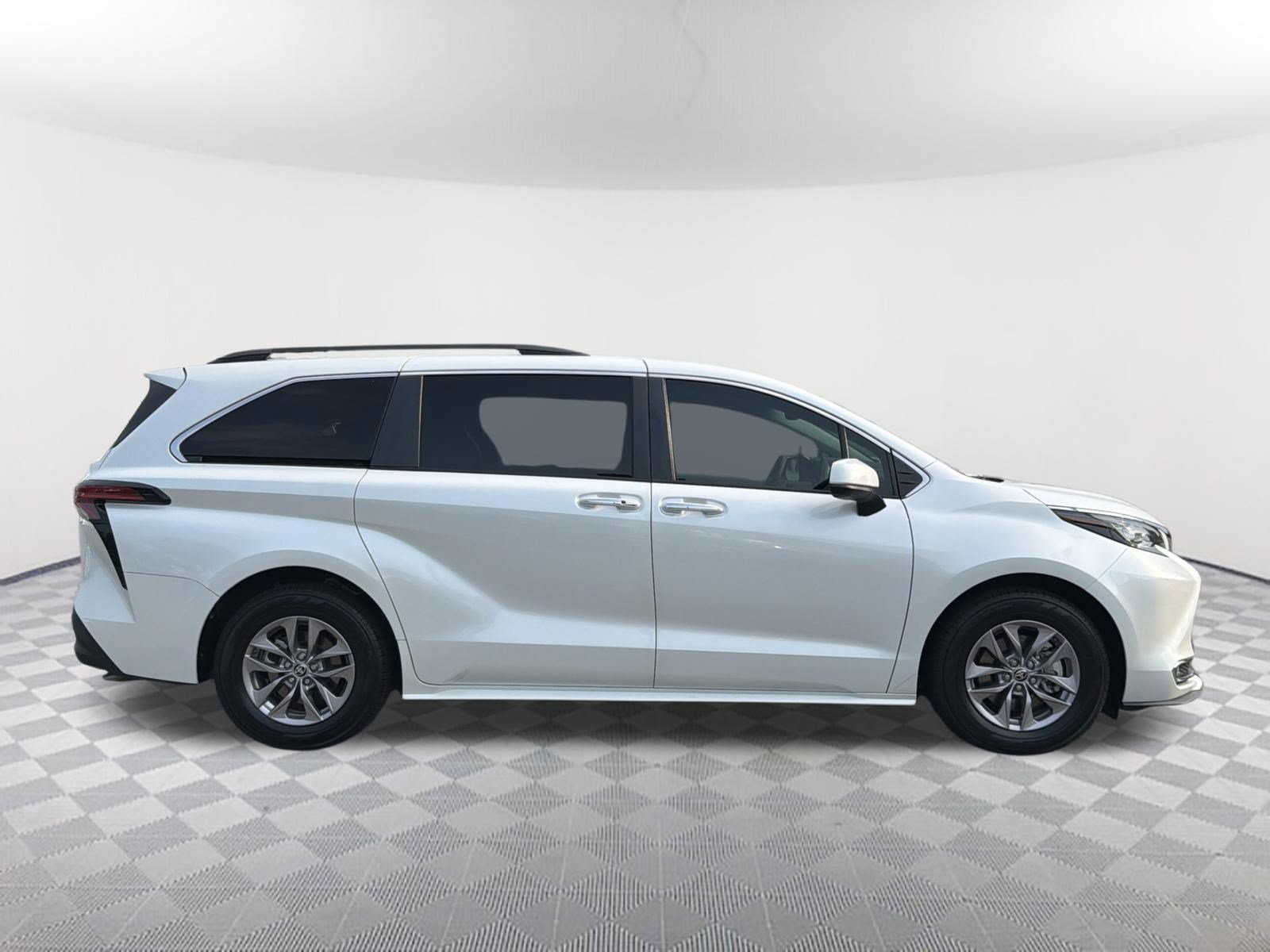 Used 2022 Toyota Sienna XLE FWD image 17