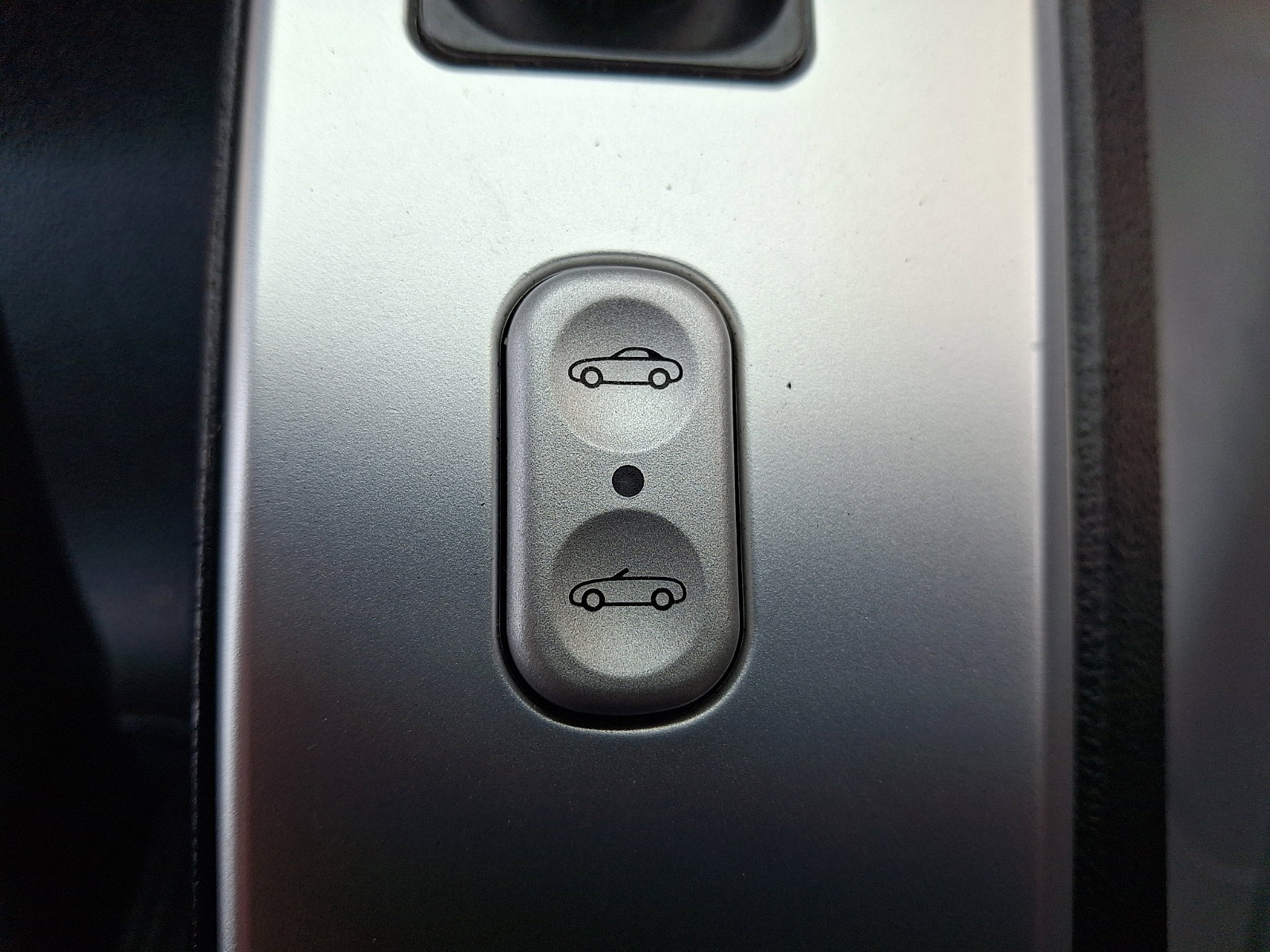 Used 2005 Chrysler Crossfire Limited image 21