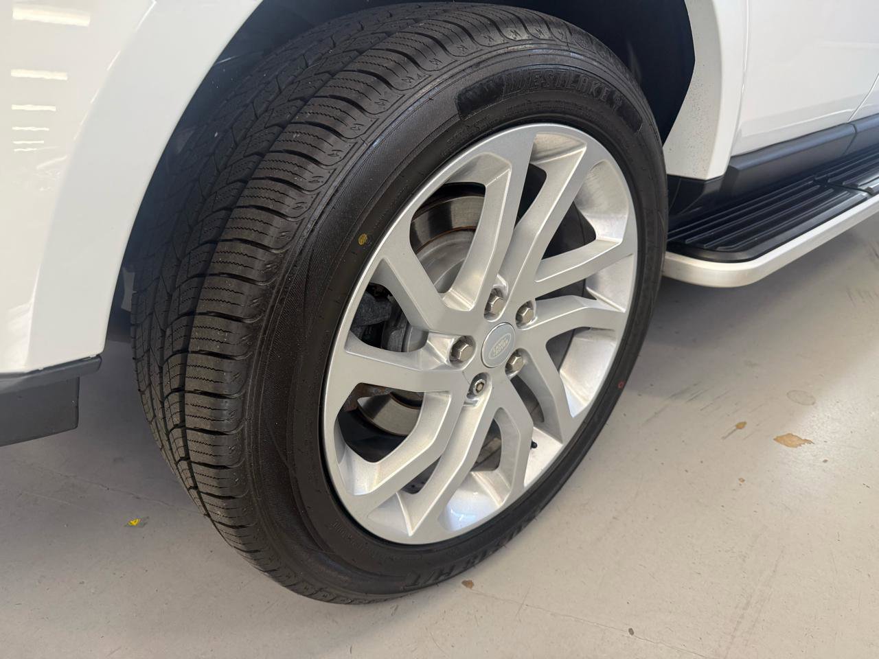 Used 2016 Land Rover LR4 HSE Silver Edition AWD/4WD image 9
