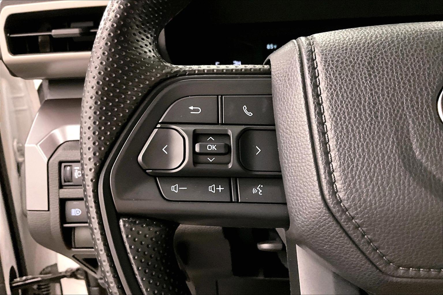 Used 2025 Toyota Tacoma SR5 AWD/4WD image 26