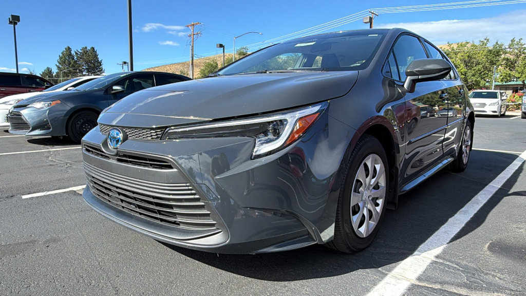 Used 2025 Toyota Corolla LE AWD/4WD image 4