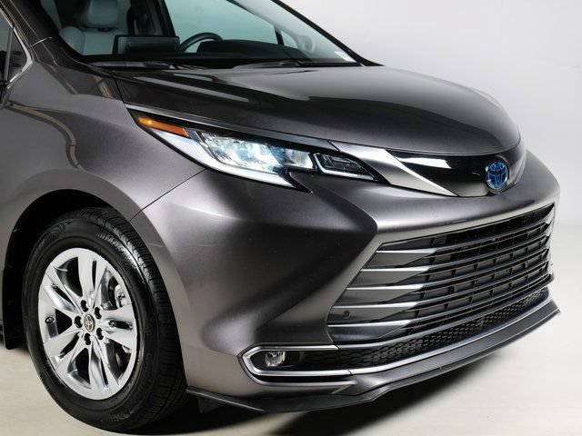 Used 2023 Toyota Sienna Limited AWD/4WD image 28