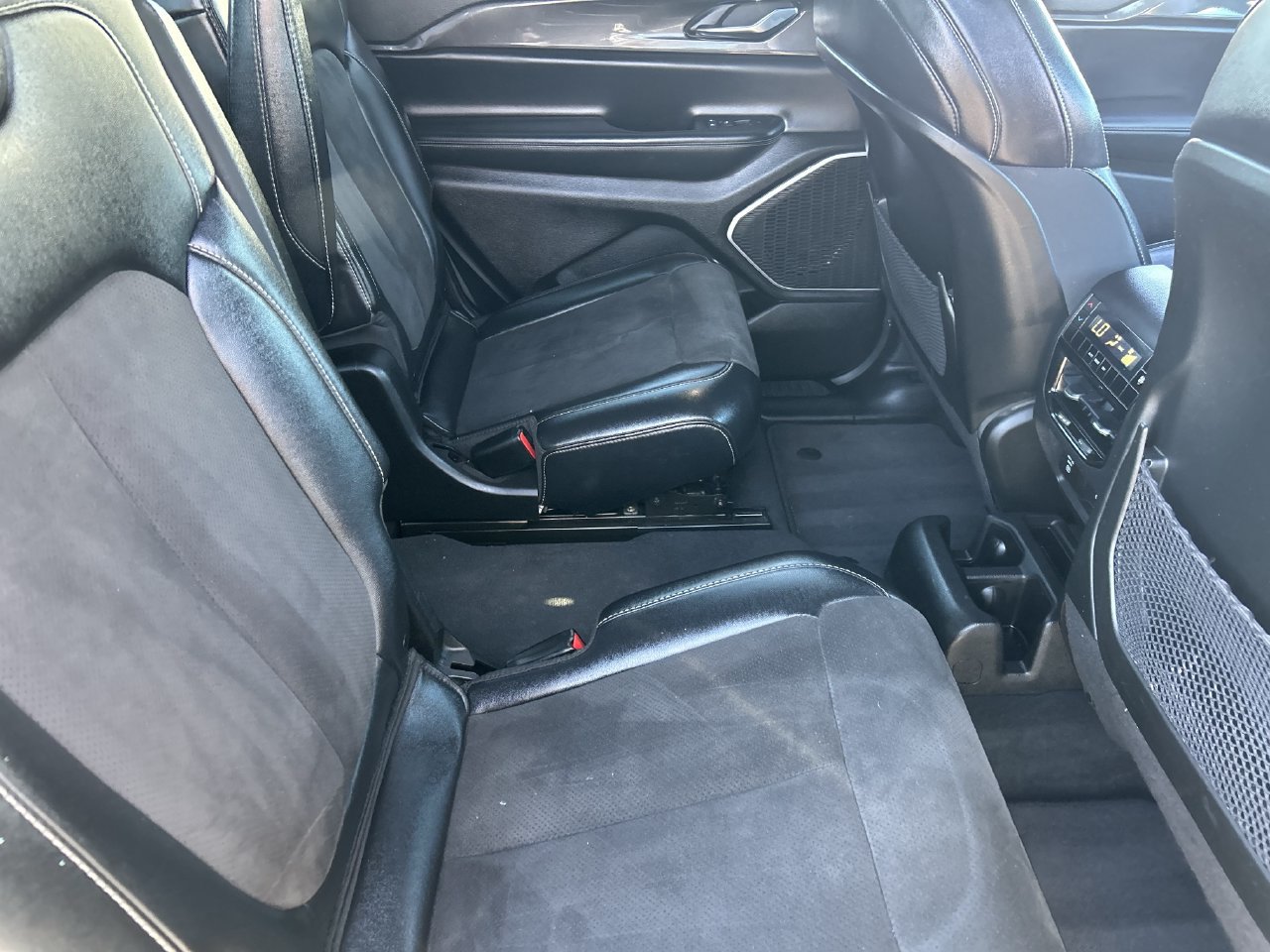 Used 2022 Jeep Grand Cherokee L Laredo RWD image 14