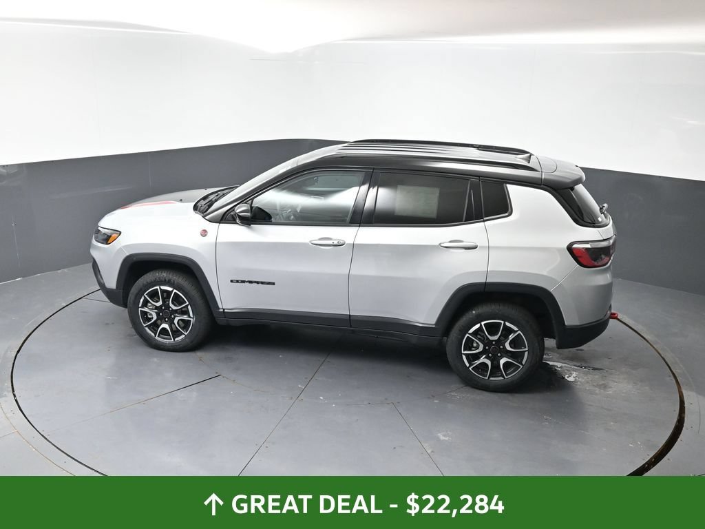 Used 2025 Jeep Compass Trailhawk AWD/4WD image 49
