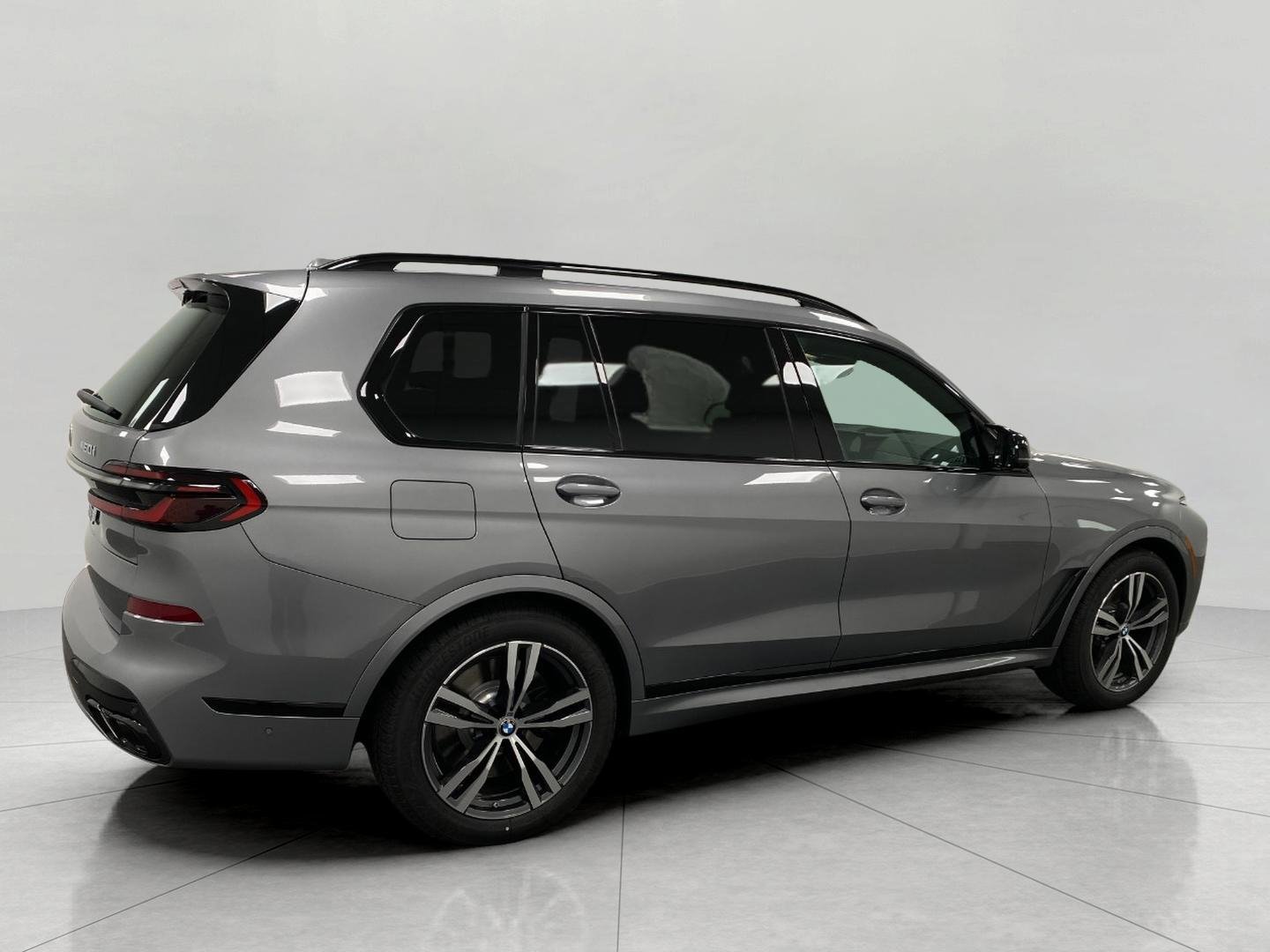 New 2026 BMW X7 M60i image 2