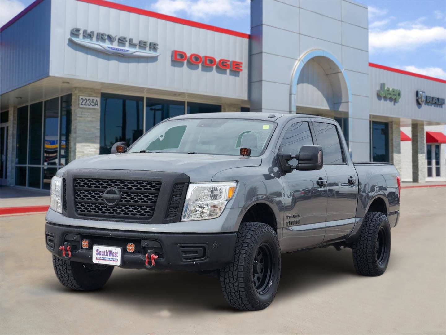 Used 2018 Nissan Titan SV w/ SV Convenience Package image 2