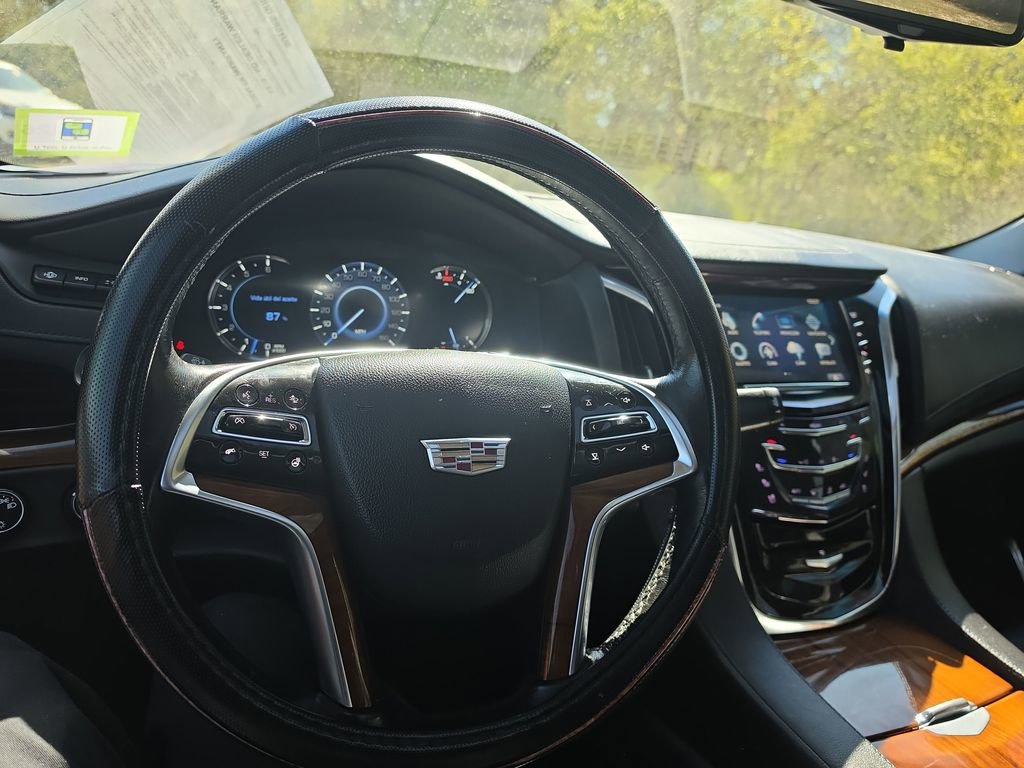 Used 2017 Cadillac Escalade Luxury image 2
