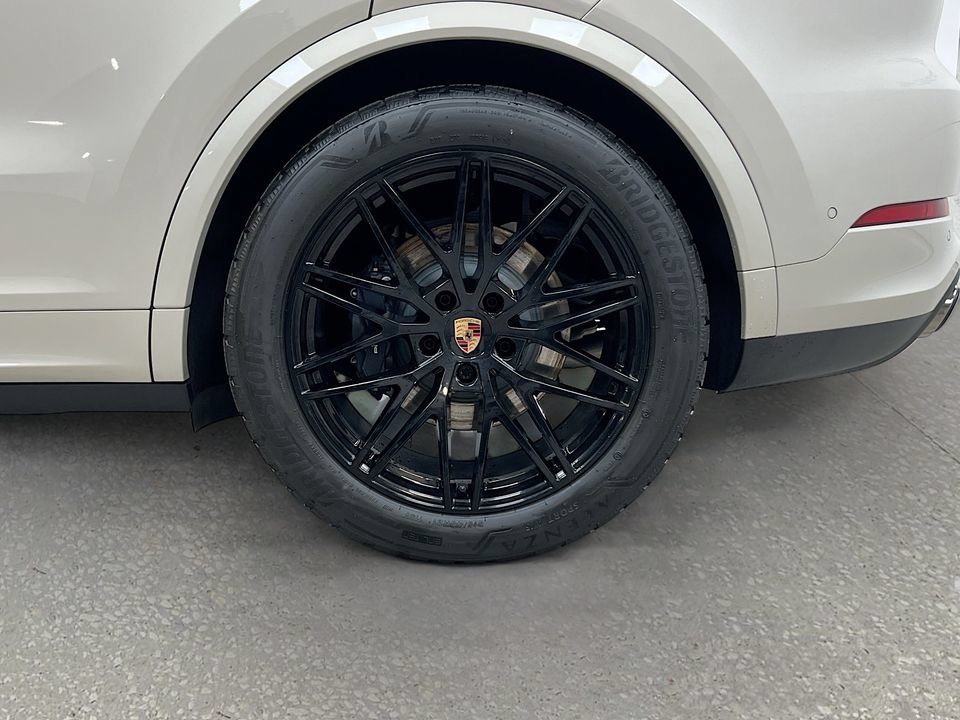 Certified 2025 Porsche Cayenne E-Hybrid Coupe AWD/4WD image 33