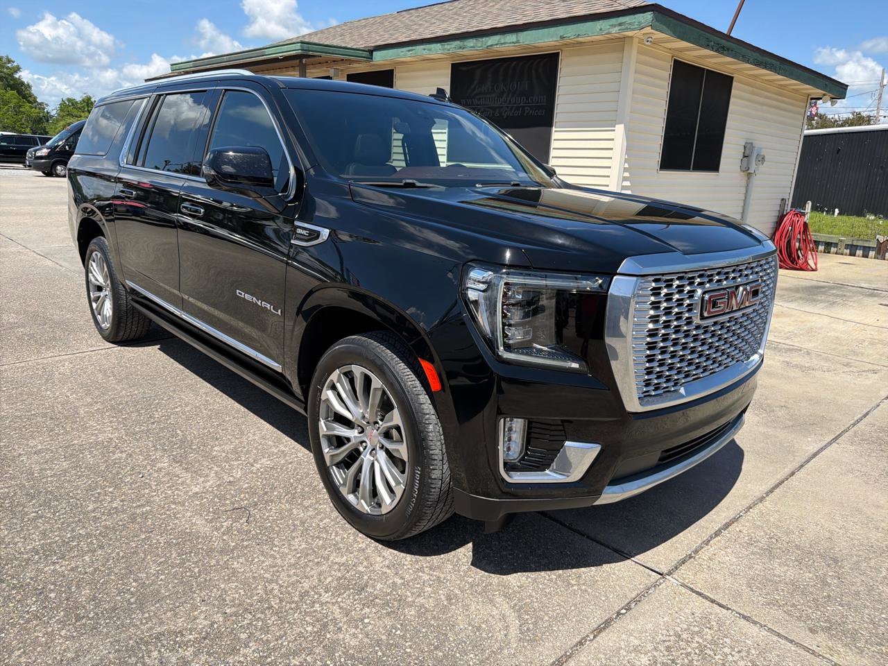 Used 2021 GMC Yukon XL Denali w/ Denali Premium Package image 11