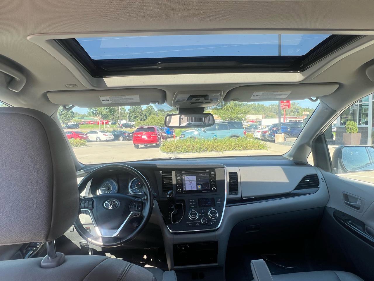 Used 2019 Toyota Sienna XLE Premium w/ Carpet Mat Package FWD image 11
