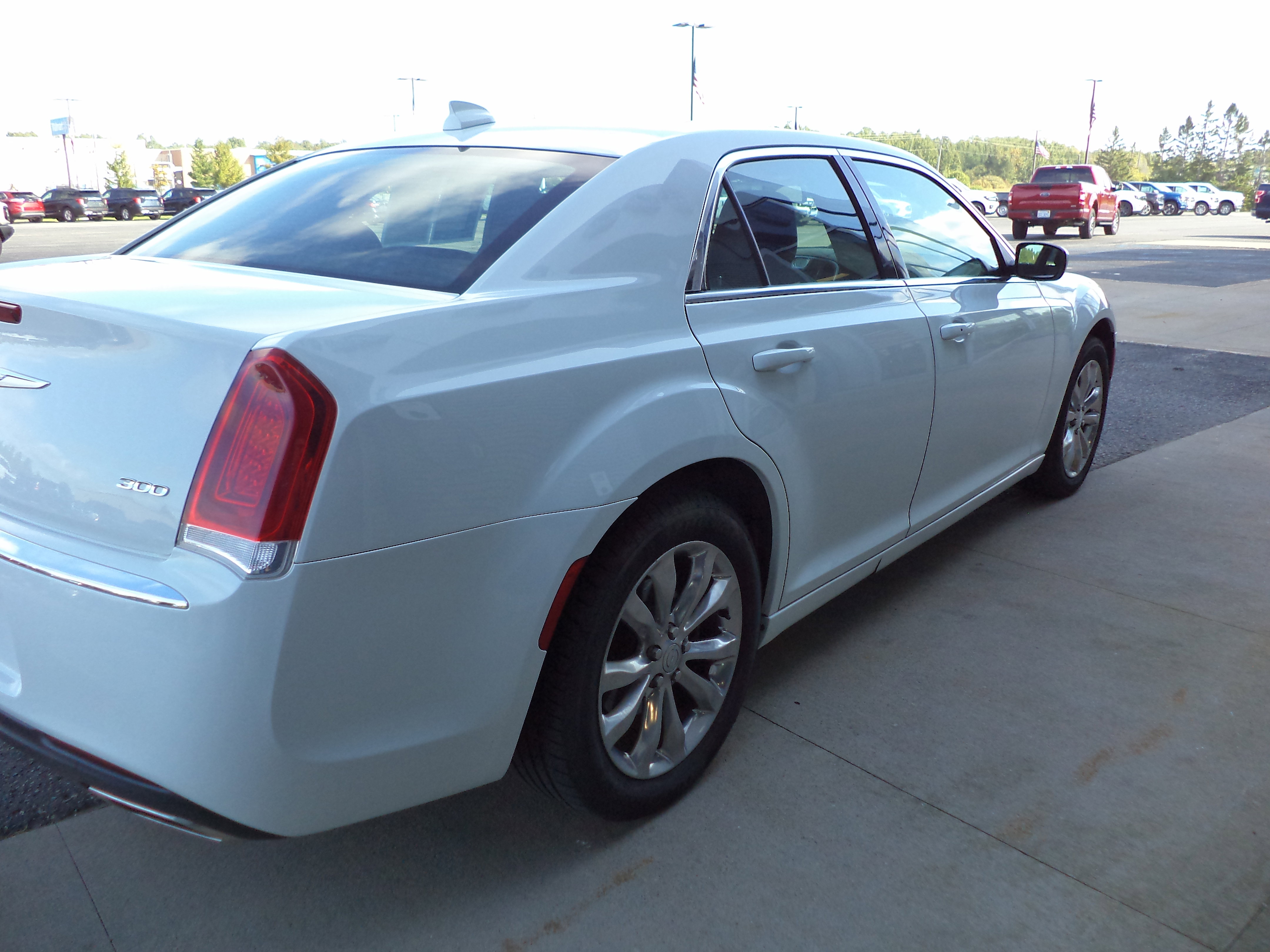 Used 2021 Chrysler 300 Touring w/ Driver Convenience Group image 6