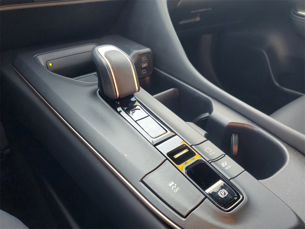 Used 2023 Toyota Crown Limited image 28