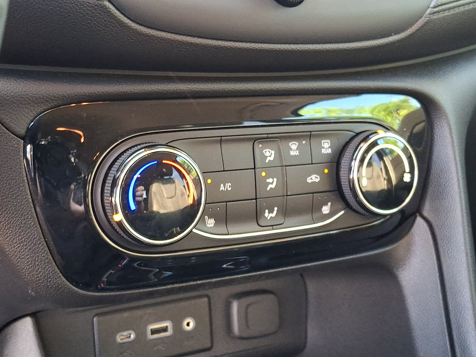 Certified 2021 Buick Encore GX Preferred w/ Cold Weather Comfort Package FWD image 17