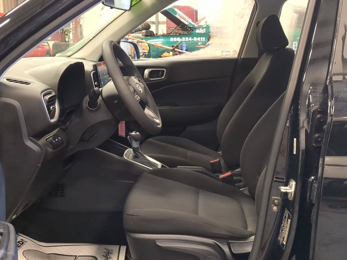 Used 2021 Hyundai Venue SE FWD image 9