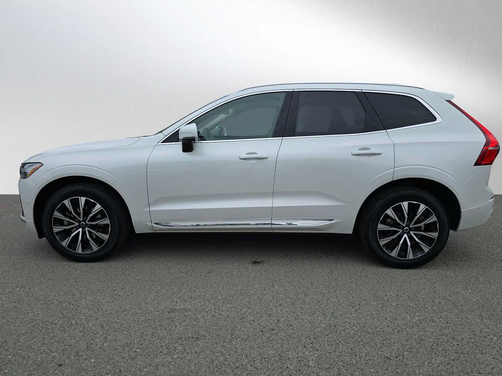Used 2023 Volvo XC60 B5 Plus w/ Climate Package AWD/4WD image 6