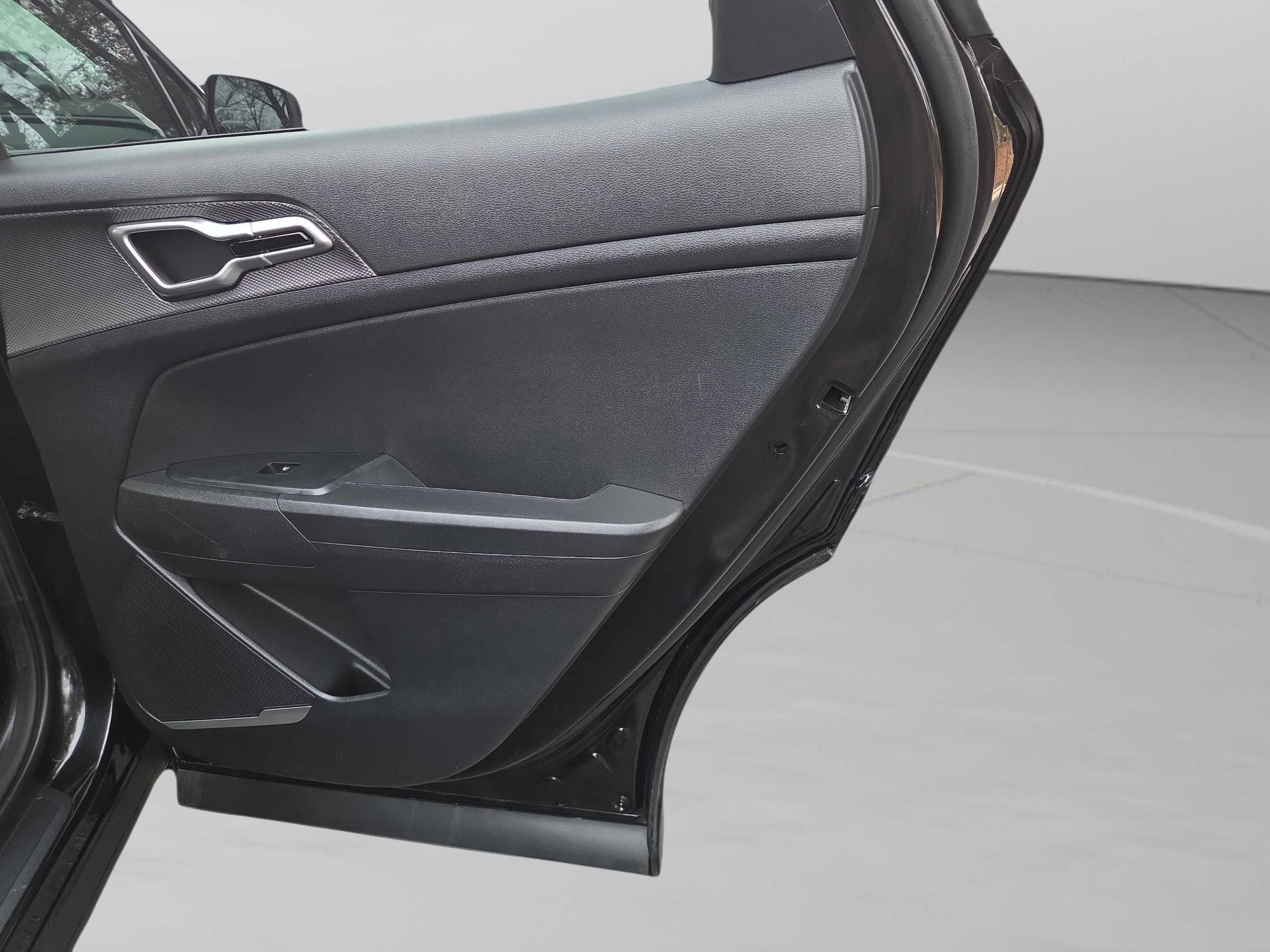 Used 2025 Kia Sportage LX image 34