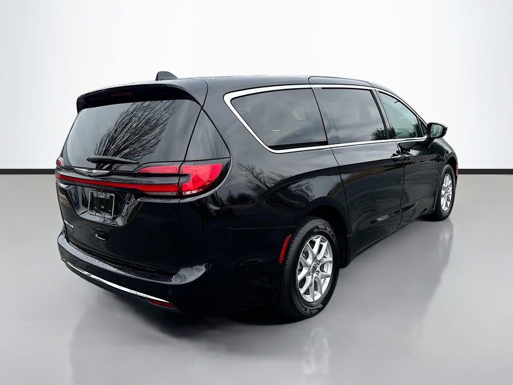 Used 2024 Chrysler Pacifica Touring-L image 7