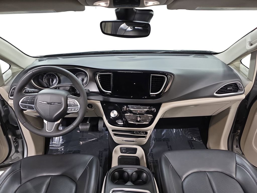 Used 2023 Chrysler Pacifica Touring-L image 9