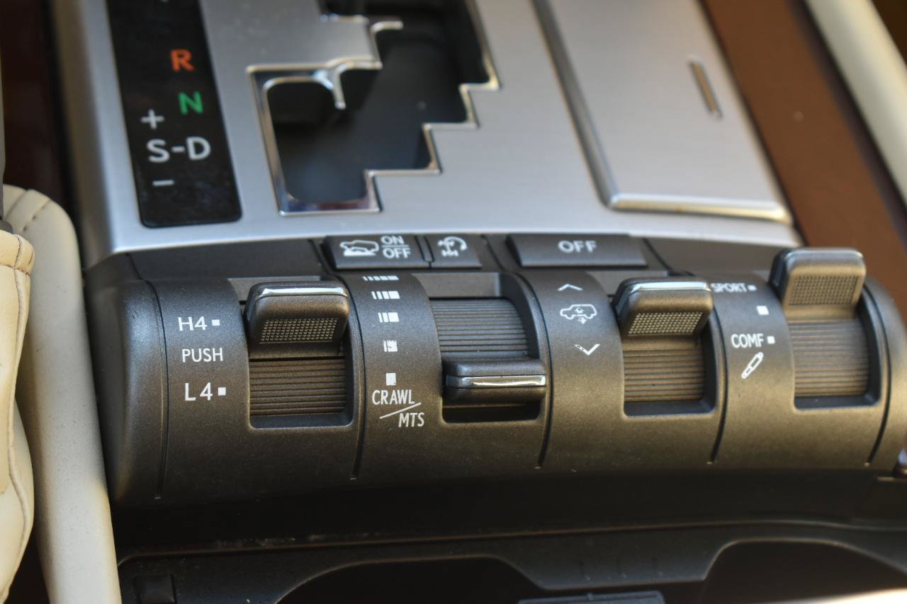 Used 2013 Lexus LX 570 4WD w/ Luxury Pkg image 21