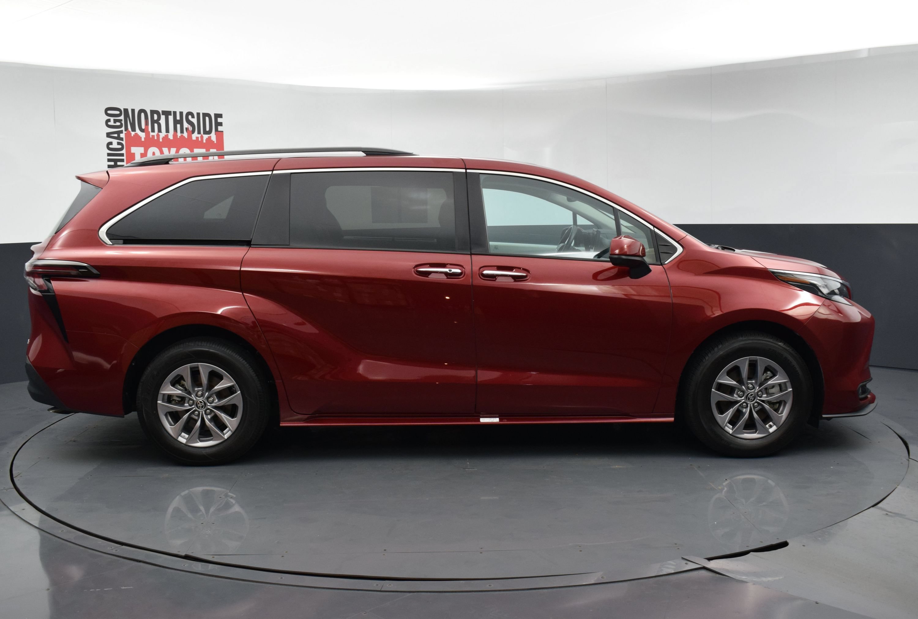 Used 2025 Toyota Sienna XLE FWD image 5