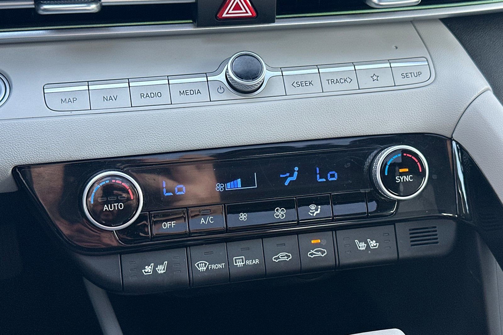 Used 2025 Hyundai Elantra Limited image 21