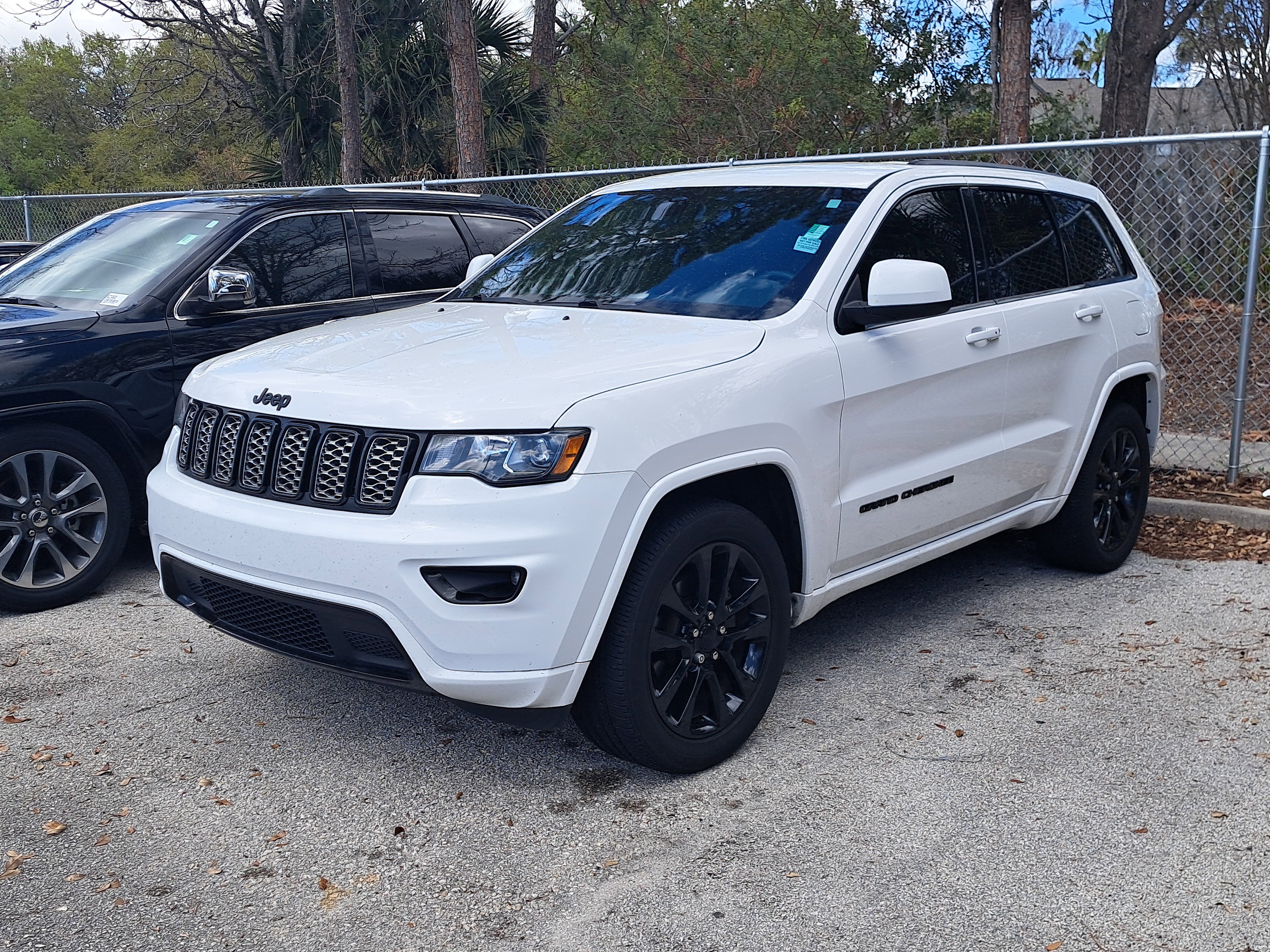 Used 2017 Jeep Grand Cherokee Altitude image 7