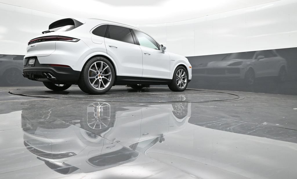 Certified 2025 Porsche Cayenne E-Hybrid AWD/4WD image 37