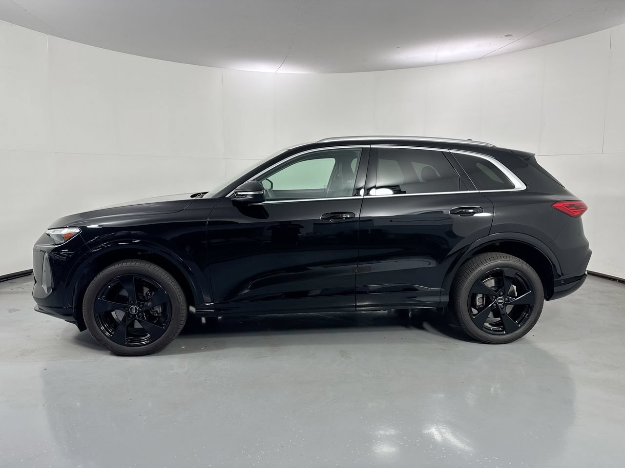 Used 2025 Audi Q5 Premium Plus w/ Premium Plus AWD/4WD image 2