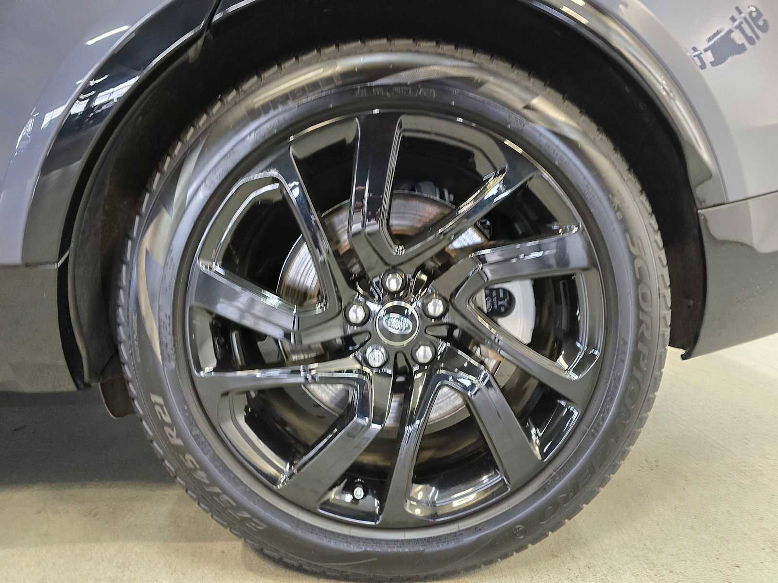 Used 2024 Land Rover Discovery Dynamic SE image 8