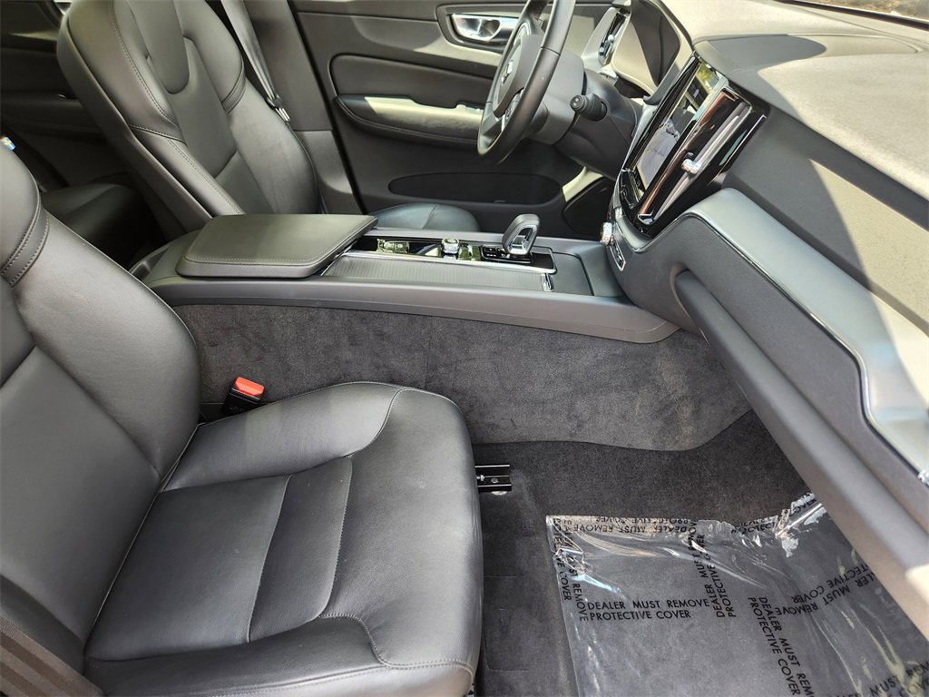 Used 2025 Volvo XC60 B5 Core image 18