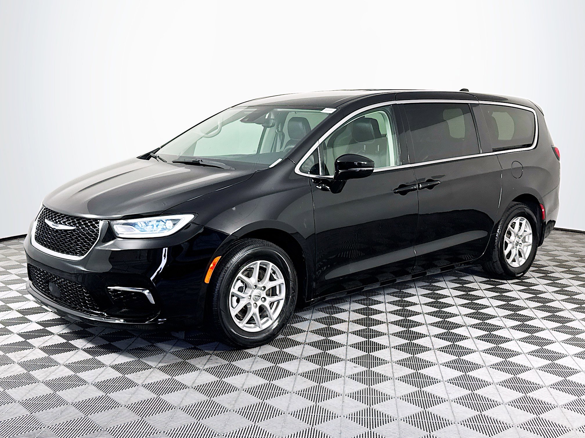 Used 2024 Chrysler Pacifica Touring-L FWD image 4