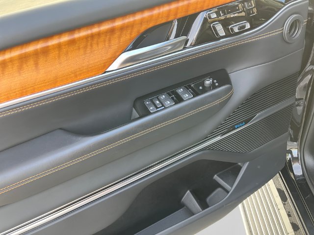 Used 2023 Jeep Grand Wagoneer Series III AWD/4WD image 11