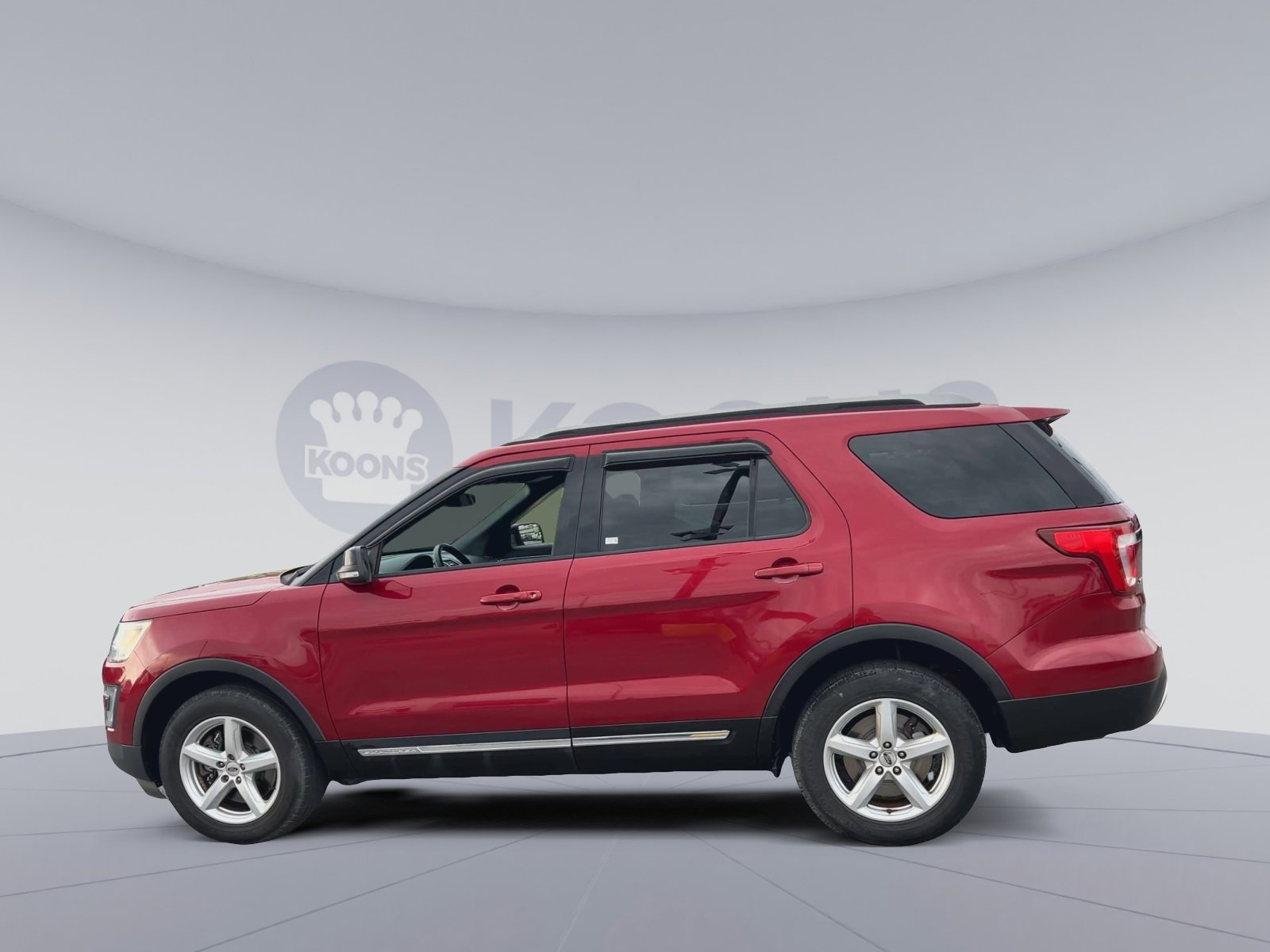 Used 2017 Ford Explorer XLT w/ Equipment Group 202A AWD/4WD image 8