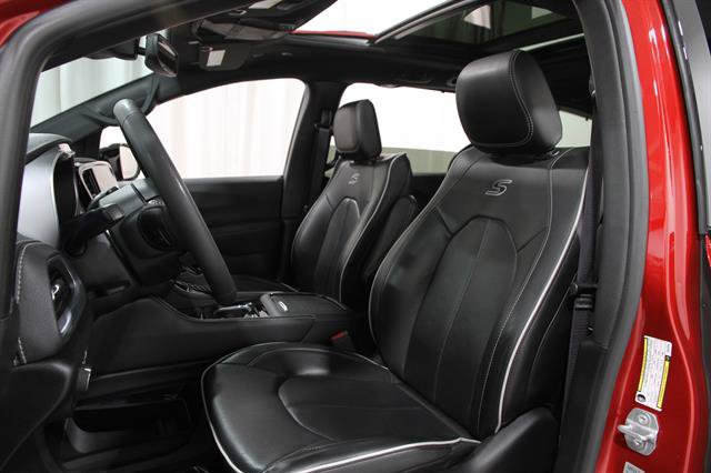 Used 2025 Chrysler Pacifica Limited image 5