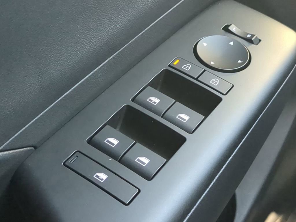 Used 2025 Hyundai Kona SE image 22