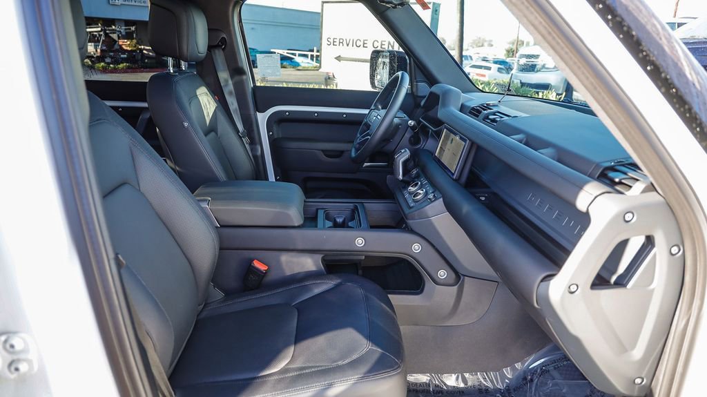 Used 2024 Land Rover Defender 110 X-Dynamic SE image 18