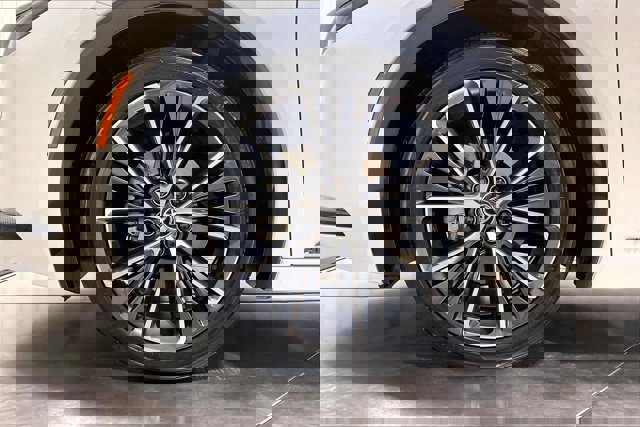 Used 2025 Toyota Prius XLE image 10