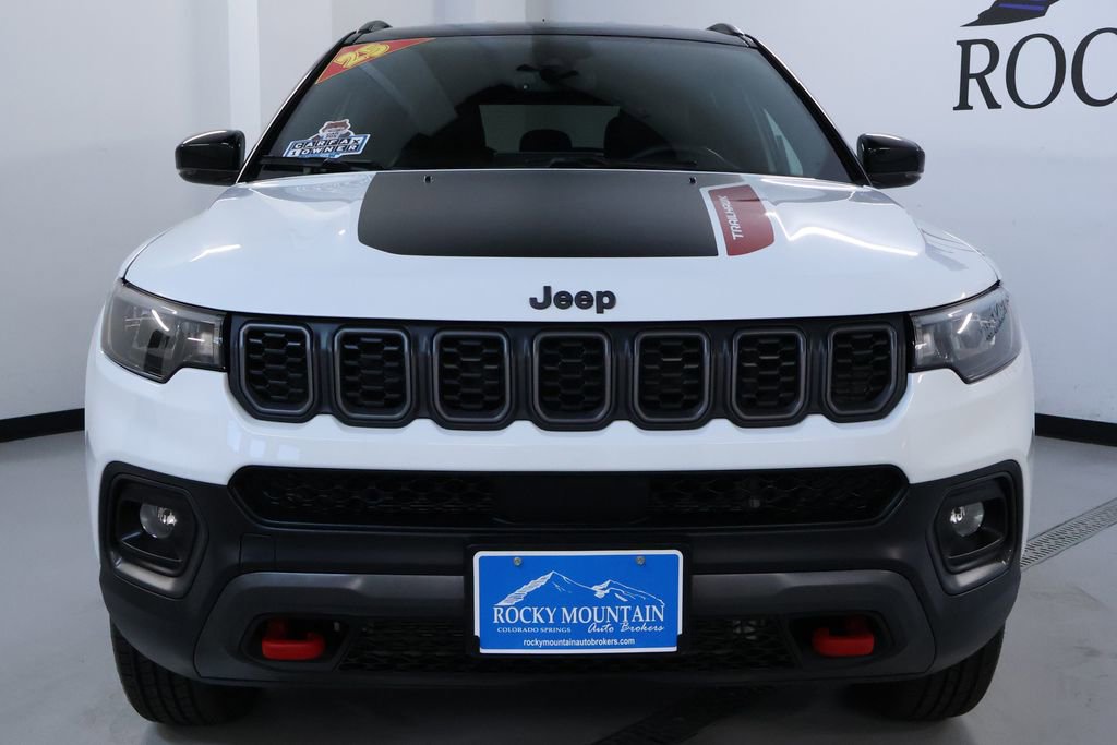 Used 2025 Jeep Compass Trailhawk AWD/4WD image 2
