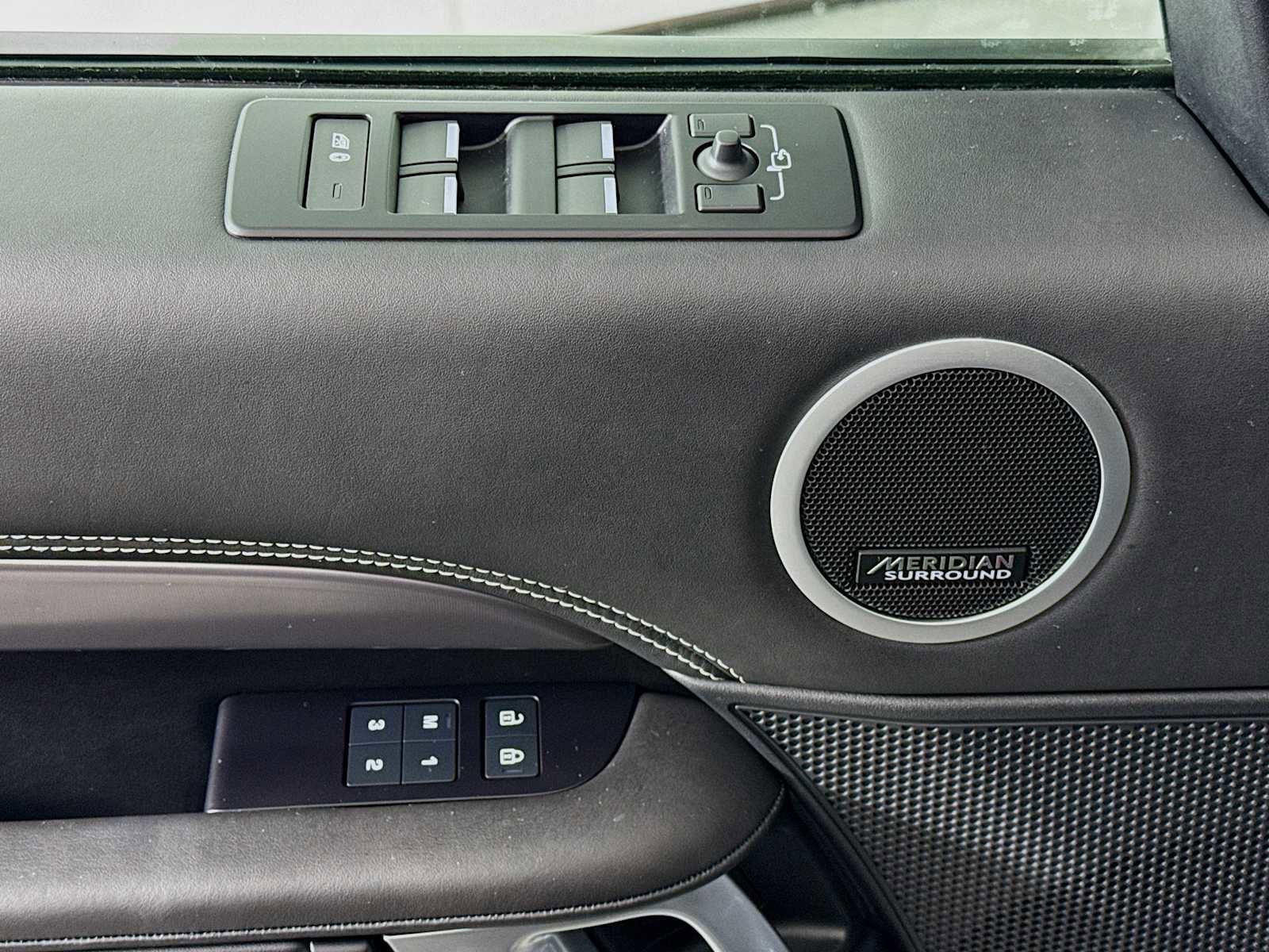 Used 2024 Land Rover Discovery Metropolitan Edition image 19