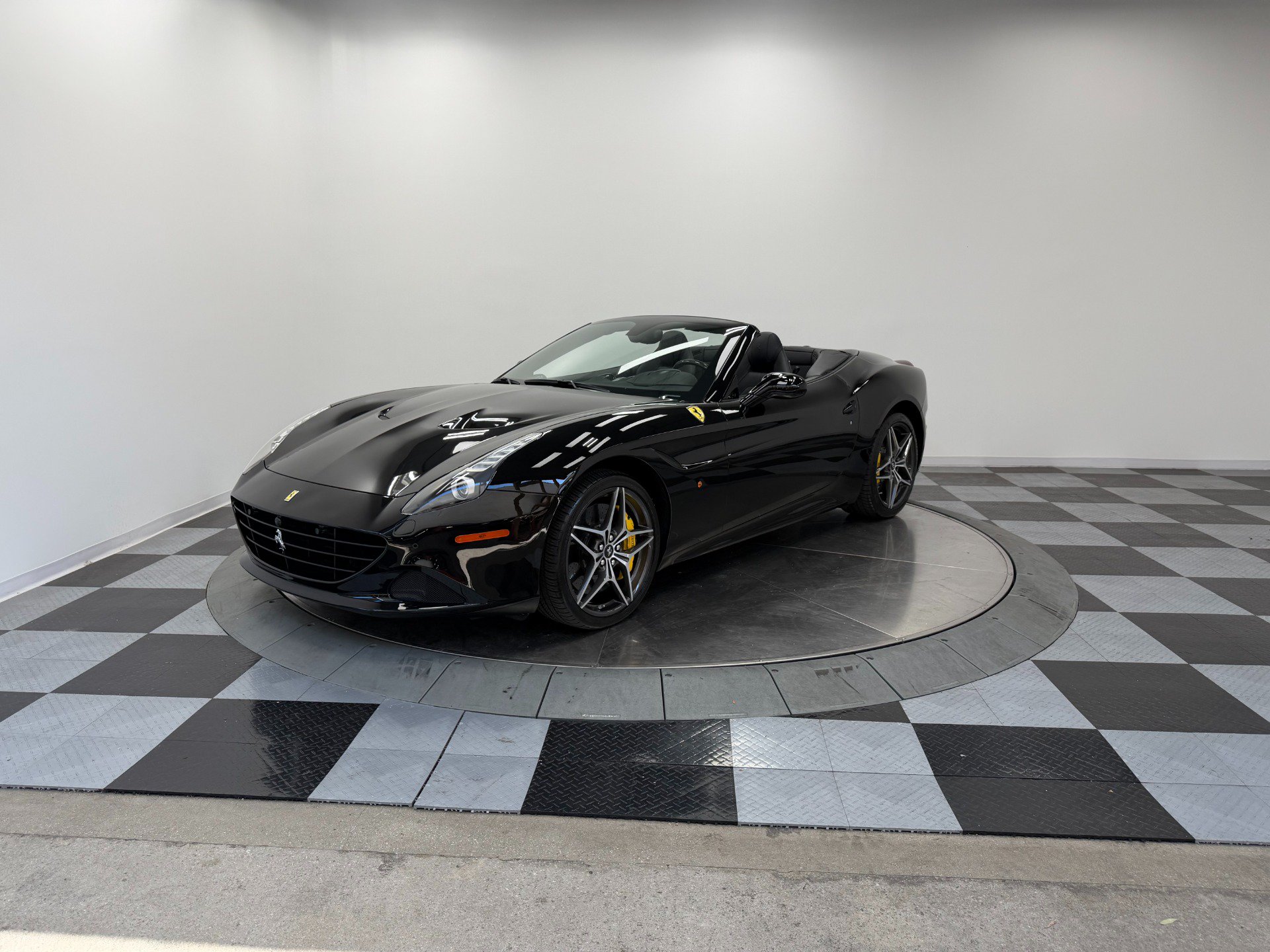 Used 2016 Ferrari California T RWD image 5