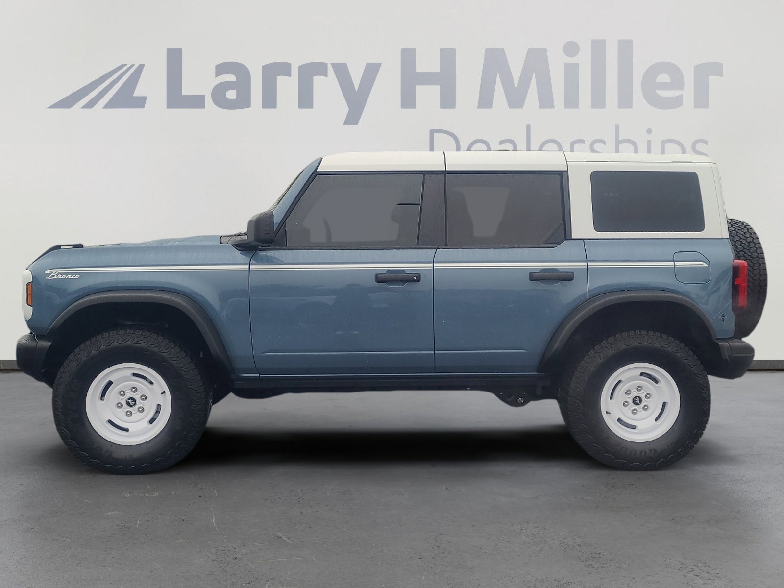 Certified 2025 Ford Bronco Heritage Edition AWD/4WD image 2