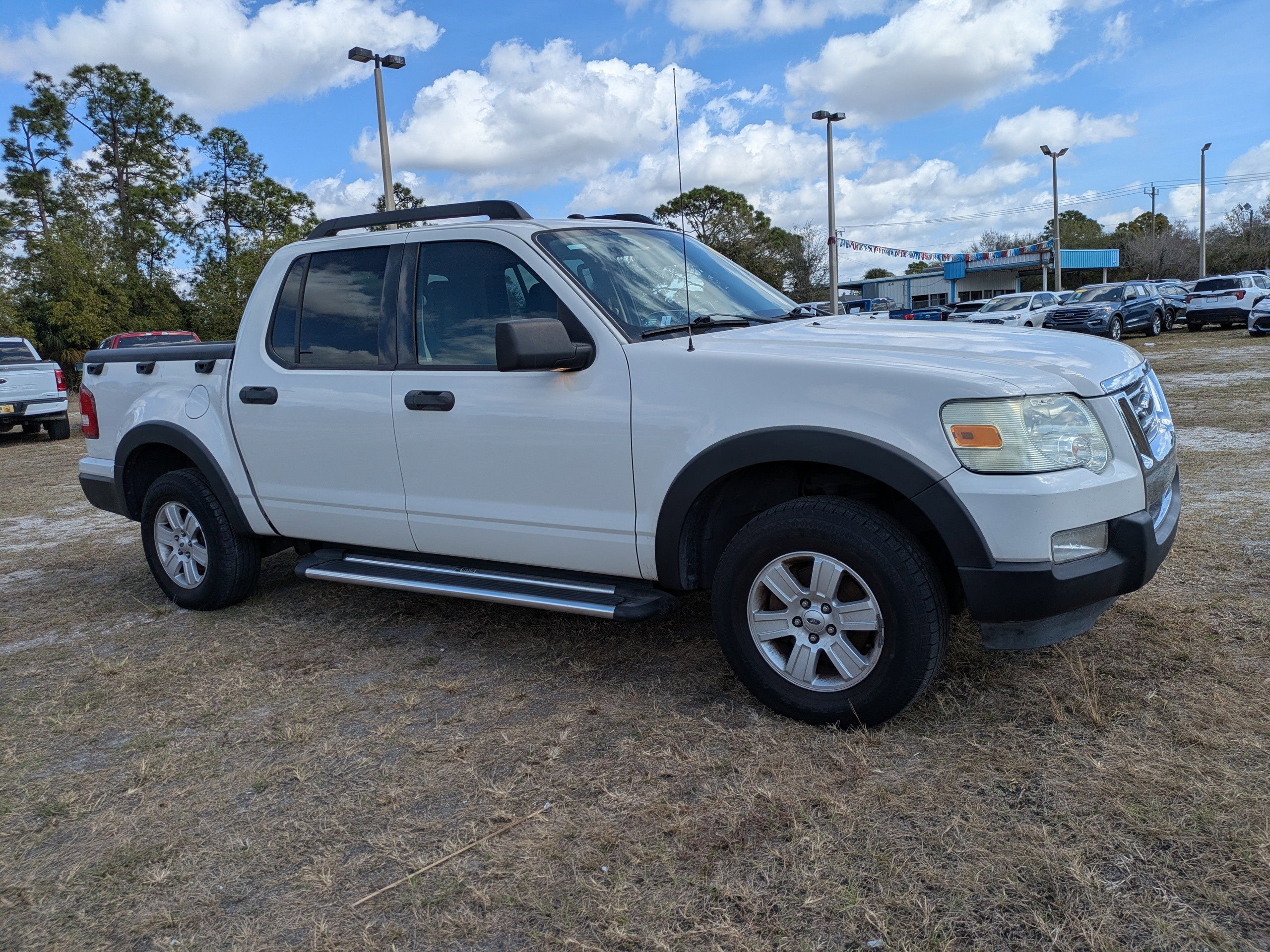 Used 2010 Ford Explorer Sport Trac XLT image 2