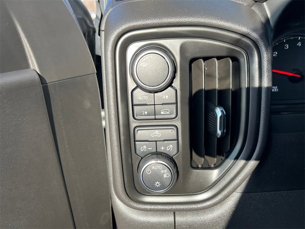 Used 2022 Chevrolet Silverado 1500 Custom image 17
